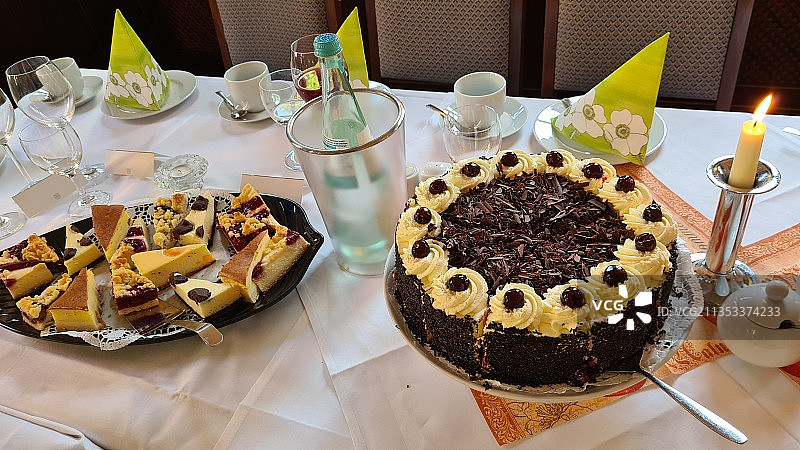 桌子上的蛋糕高角度视图图片素材