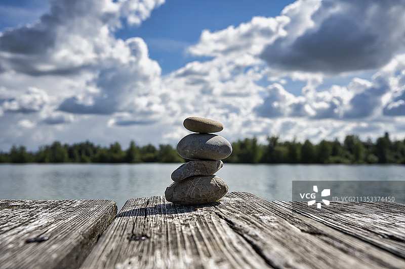 湖边天空背景下堆叠的石头特写图片素材