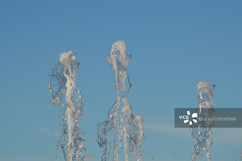 清澈蓝天下水花飞溅的特写图片素材