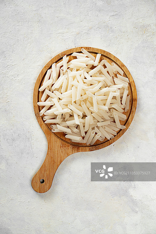 桌子上木勺中米饭的俯视图图片素材