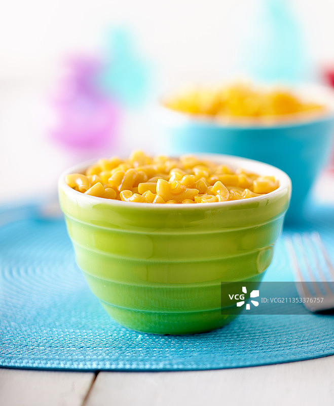 桌上碗里的意面特写图片素材