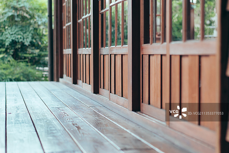 窗边木桌特写图片素材