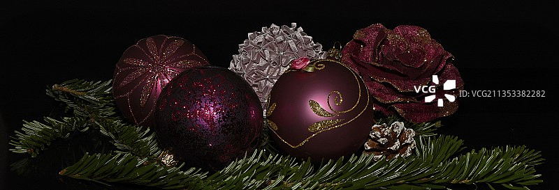 黑色背景下的圣诞装饰特写图片素材