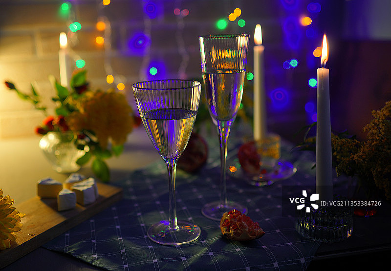 桌子上的香槟酒杯特写图片素材