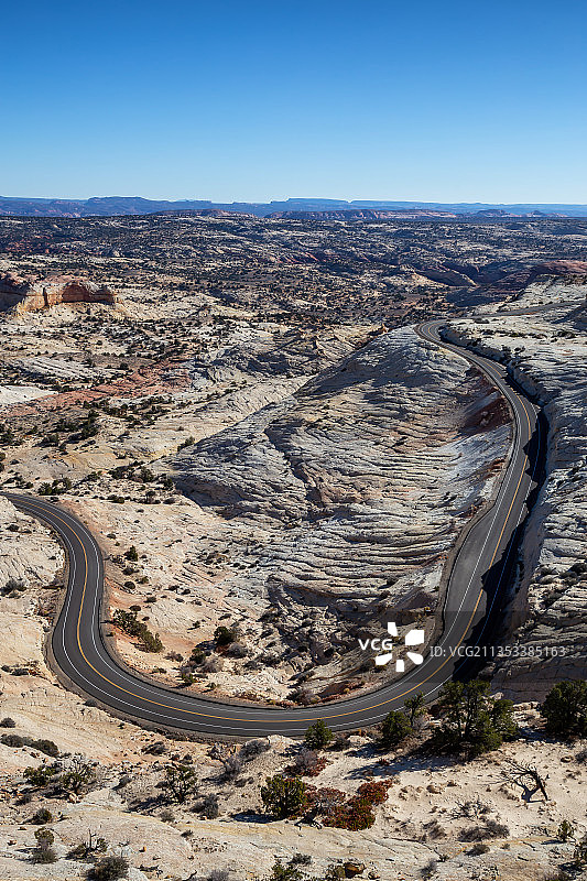 晴空下的道路高角度景观图片素材