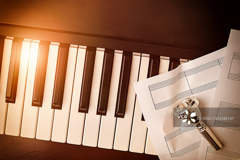 钢琴琴键高角度视图图片素材