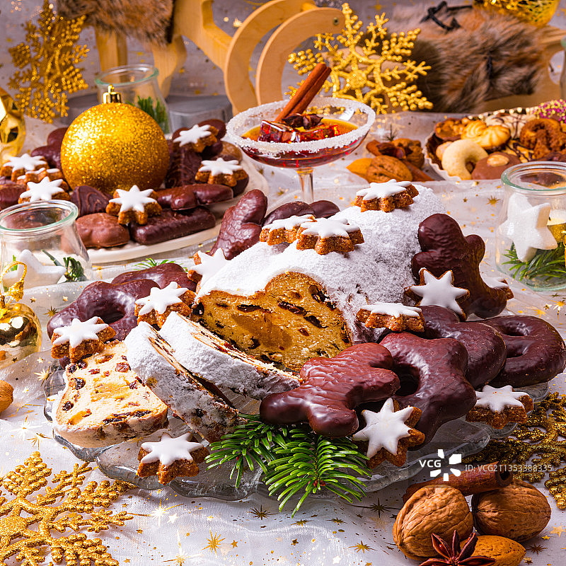 圣诞装饰在桌子上的高角度视图图片素材