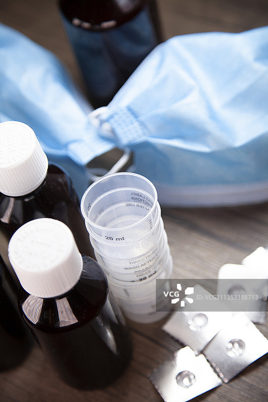 高角度拍摄桌子上的药品图片素材