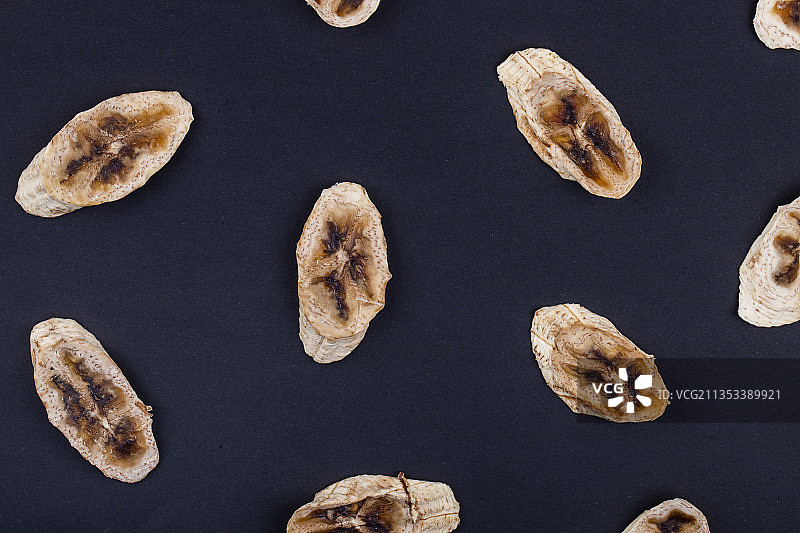 黑色背景上的花生俯视图图片素材
