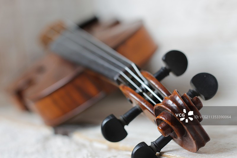 桌上的小提琴特写，德国富尔达图片素材