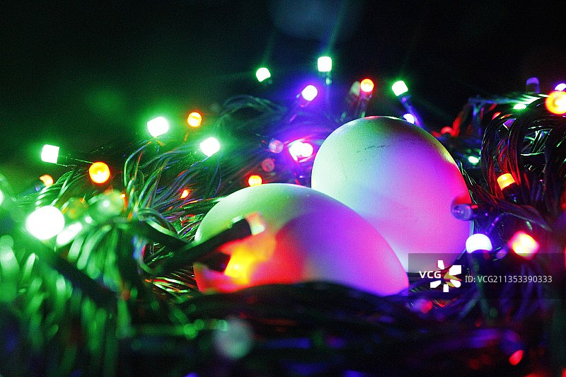 桌上发光圣诞灯特写图片素材