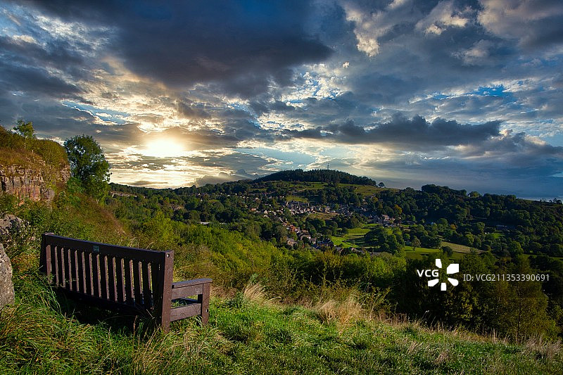 日落时，天空衬托下的风景图片素材