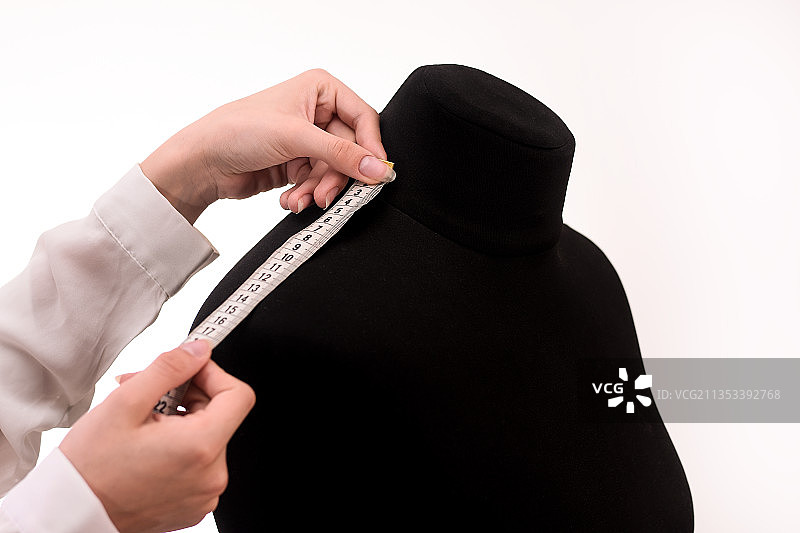 拿着卷尺的女人图片素材