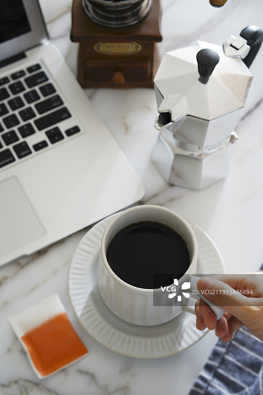 手拿着咖啡杯喝黑咖啡美式咖啡办公室图片素材
