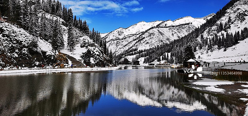 天山大峡山照壁山，天空通透，蓝天白云、雪山云杉、清彻湖水。图片素材