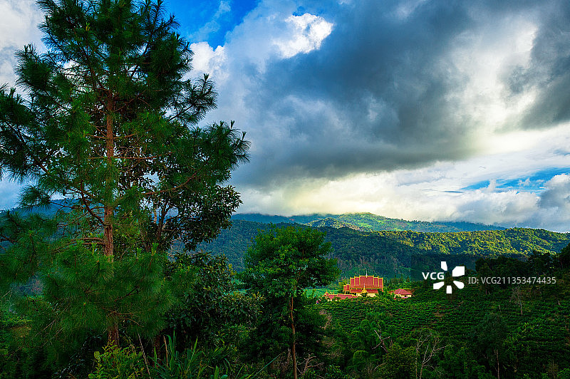 大山中的佛寺图片素材