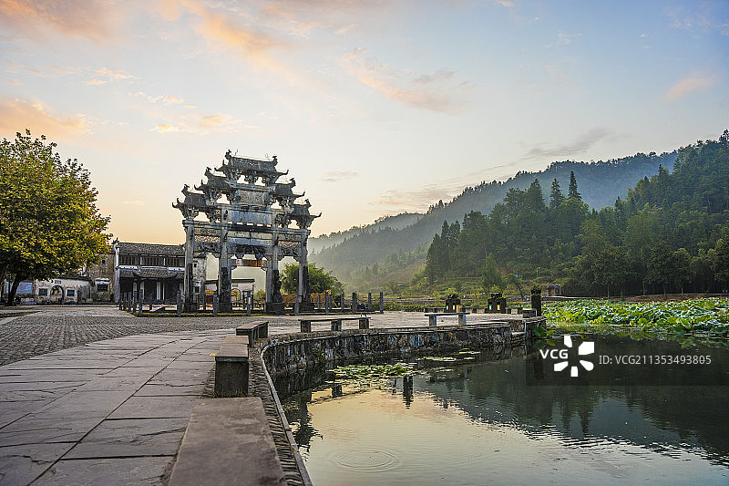 安徽西递古村落的早晨图片素材
