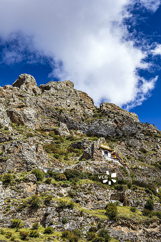 悬崖上的西藏拉萨扎叶巴寺图片素材