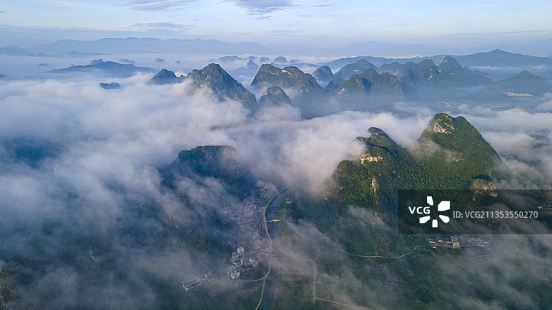 清远航拍峰林云海图片素材
