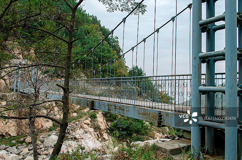 中国泰安泰山天烛峰的吊桥图片素材