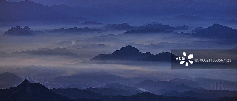 北京郊外京东第一高峰雾灵山观日出云海图片素材
