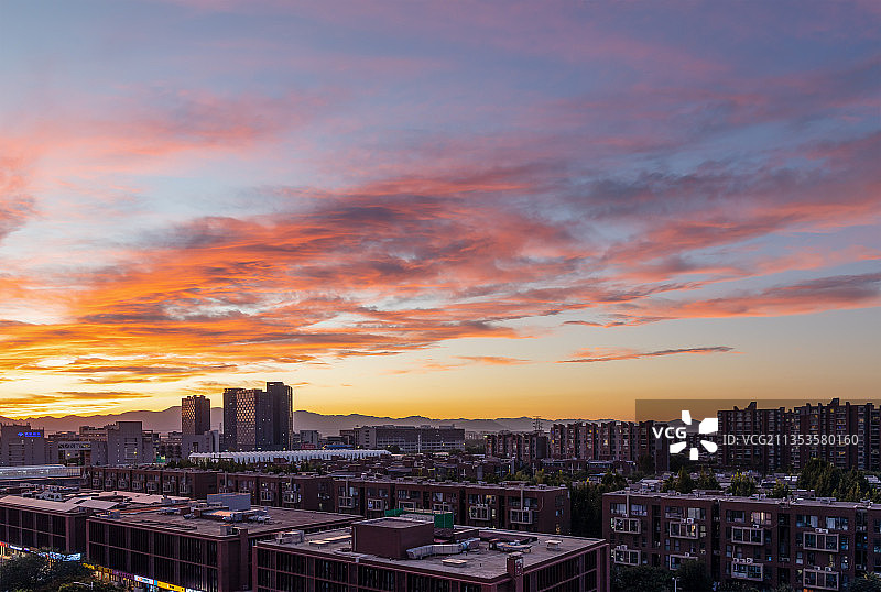 北京西二旗领秀硅谷社区和城铁站火烧云图片素材