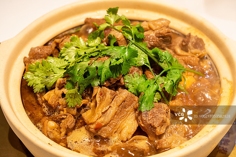 广东省老广州粤式传统美食牛腩牛杂煲图片素材