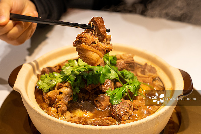 广东省老广州粤式传统美食牛腩牛杂煲图片素材