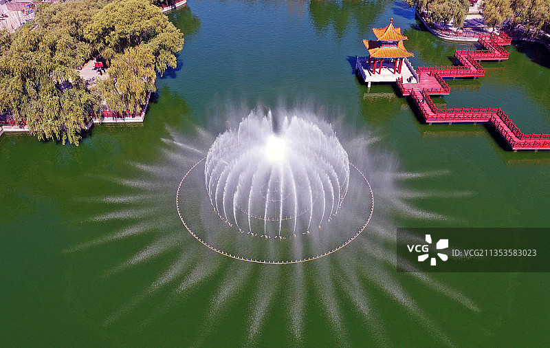 山东枣庄山亭区太清湖公园音乐喷泉图片素材