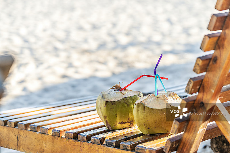 三亚亚龙湾海边沙滩的椰子图片素材