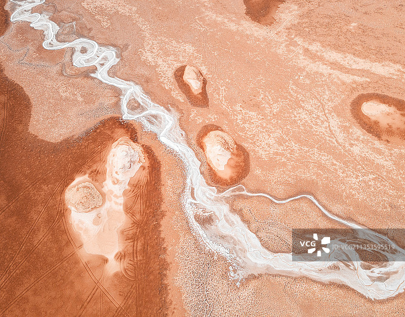 雅丹地貌中的盐河图片素材