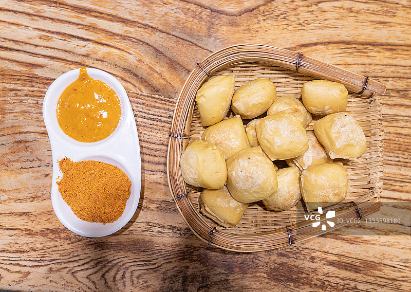 云南省红河州特色小吃建水豆腐和炸土豆图片素材