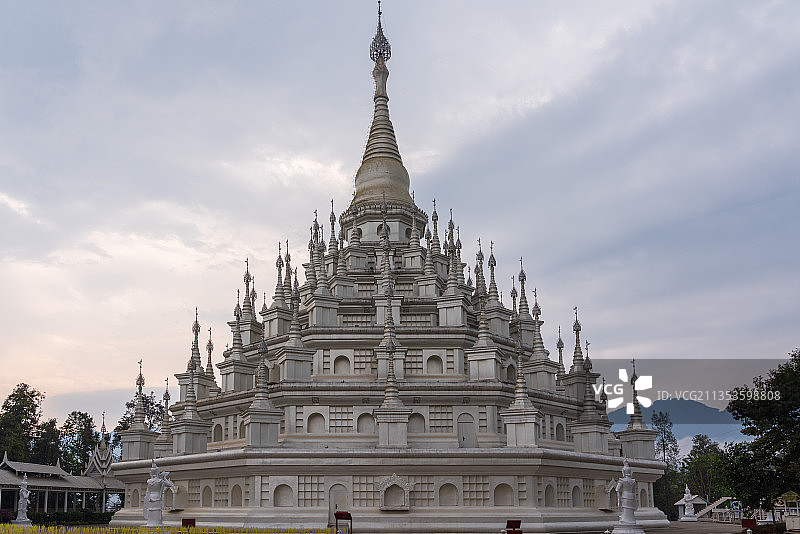 云南省德宏州芒市大银塔景观图片素材