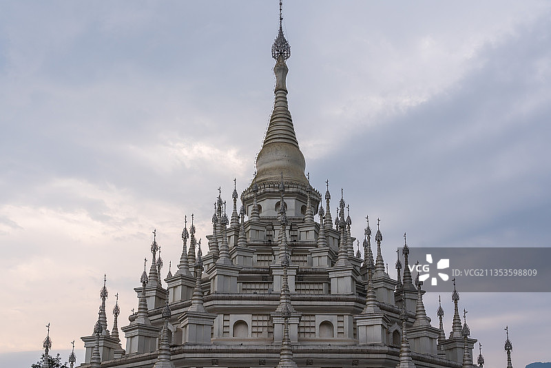 云南省德宏州芒市大银塔景观图片素材