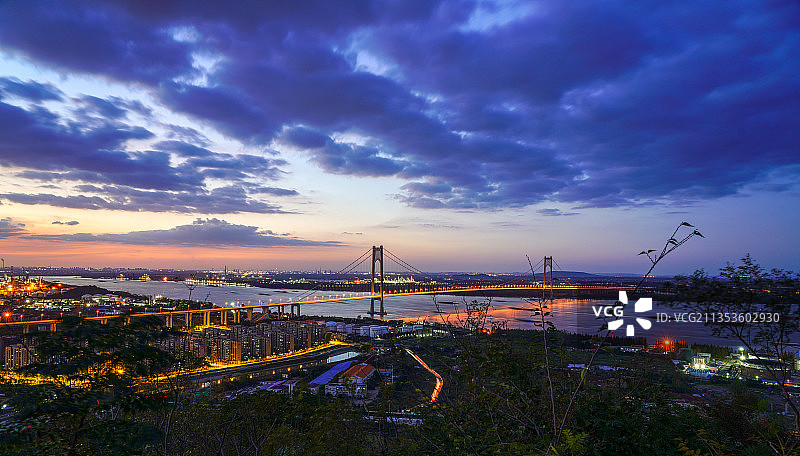 南京长江四桥（南京栖霞山长江大桥）的夜景风光图片素材