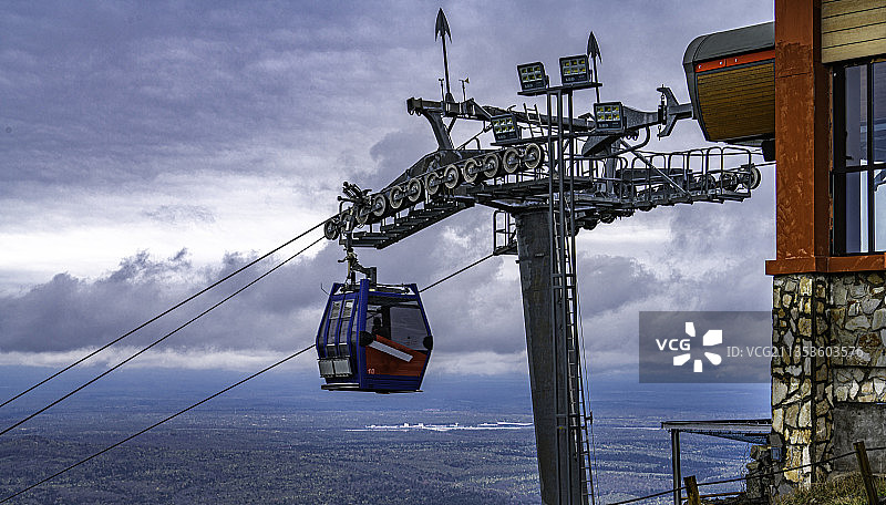 亚洲中国，长白山万达度假区缆车和云景图片素材