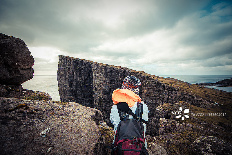 欧洲北欧法罗群岛丹麦悬崖世界尽头阴天荒野荒原大西洋山海大景色图片素材