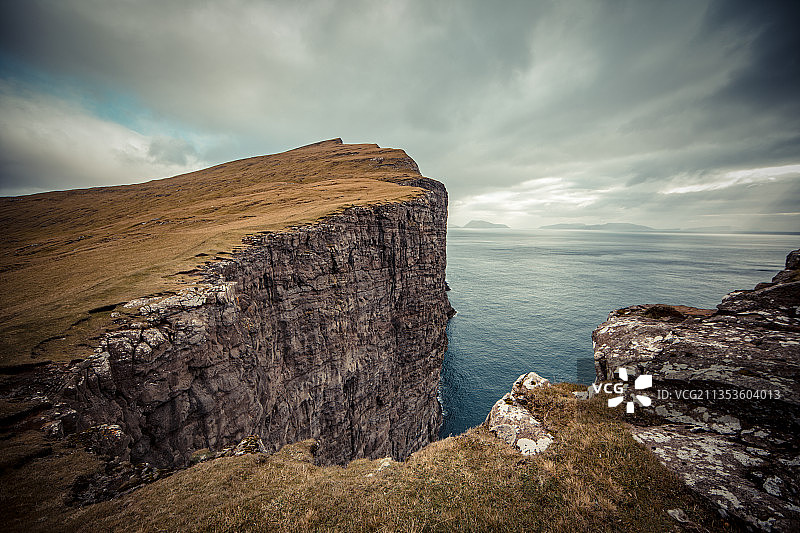欧洲北欧法罗群岛丹麦悬崖世界尽头阴天荒野荒原大西洋山海大景色图片素材