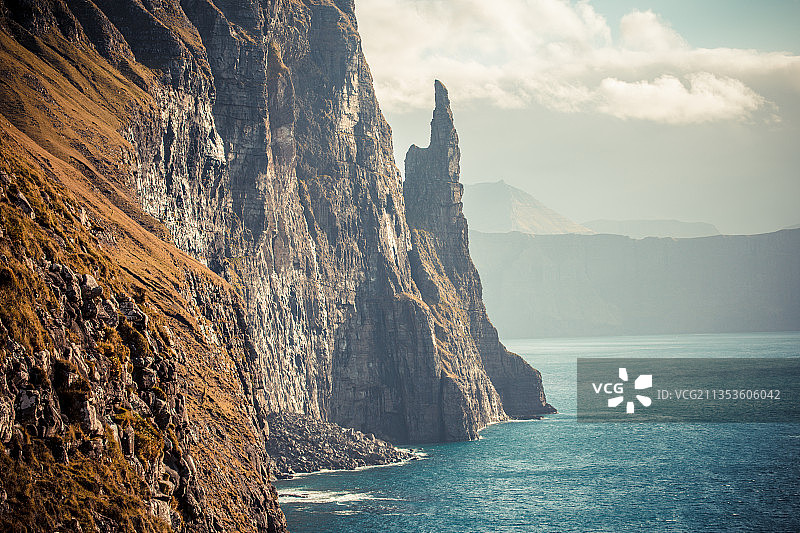 欧洲北欧法罗群岛丹麦山海世界尽头悬崖怪石草甸北极寒带草地海洋图片素材