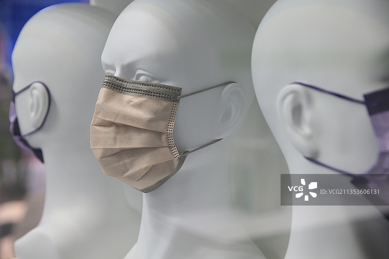 人造模特戴着口罩图片素材