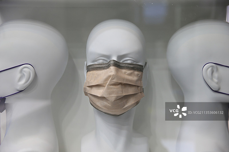 人造模特戴着口罩图片素材