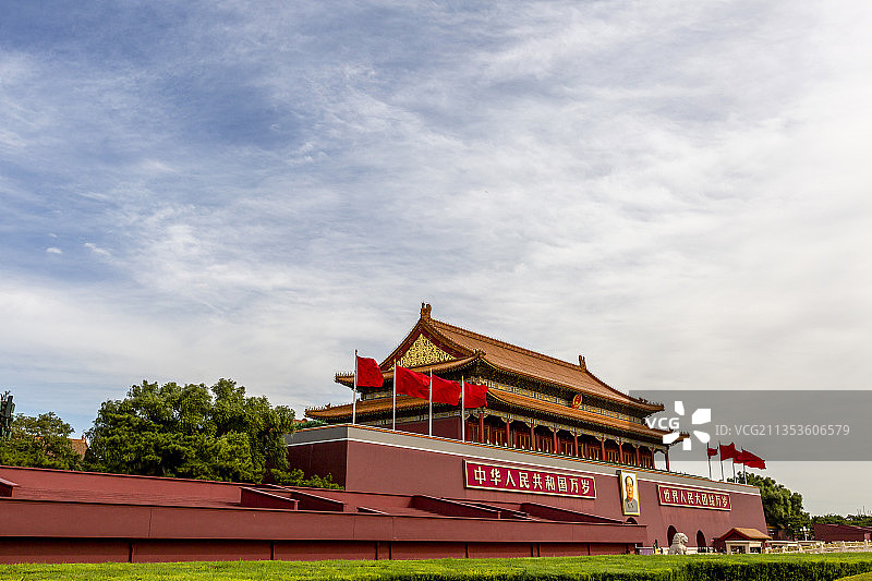 蓝天白云下被花坛簇拥的北京天安门城楼图片素材