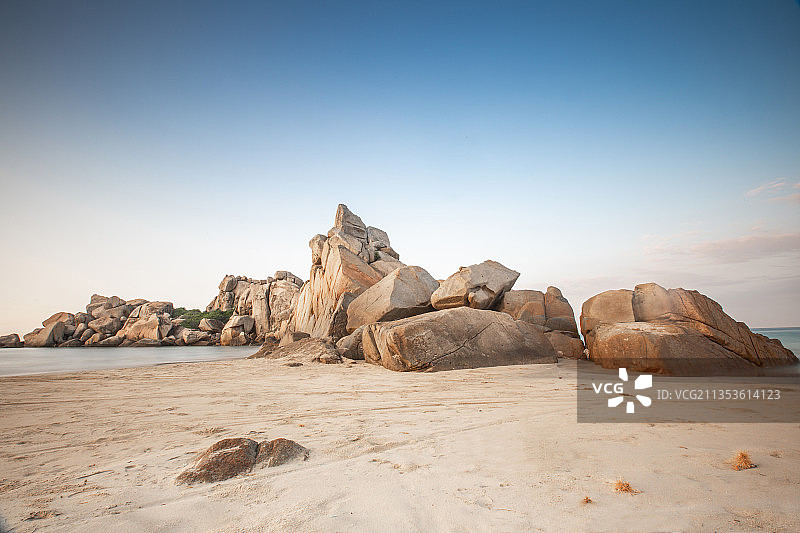 金字塔形状礁石、石头、沙滩、海边、独特、海滩、长时间曝光图片素材