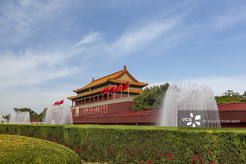 蓝天白云下的北京天安门城楼前，喷泉如柱，煞是壮观！图片素材