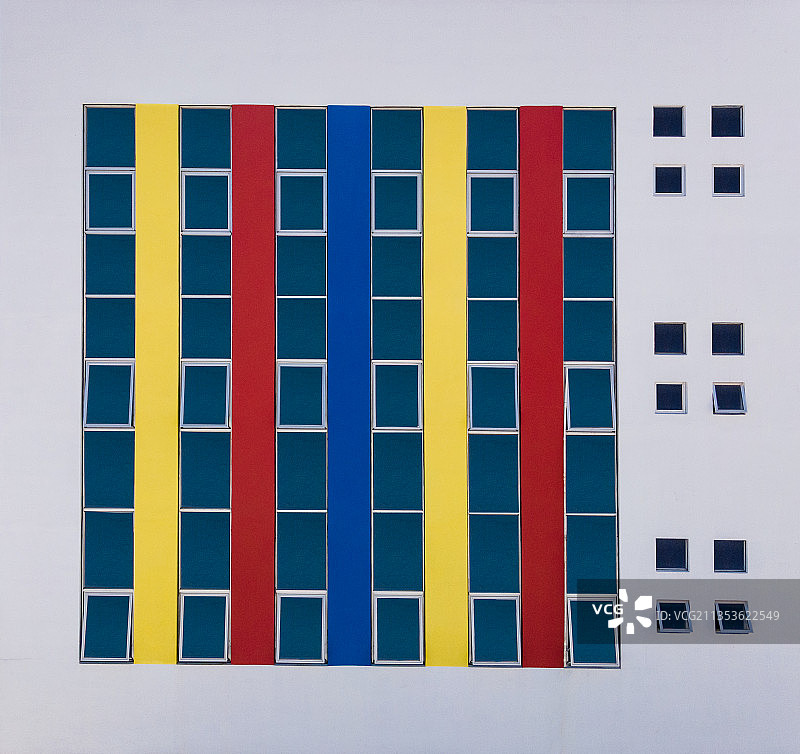 白色墙壁幼儿园窗户图片素材