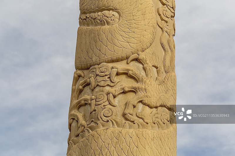 北京天安门城楼前华表蟠龙柱上雕刻的云龙图案图片素材