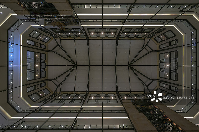 仰拍大型商场的中庭建筑结构图片素材