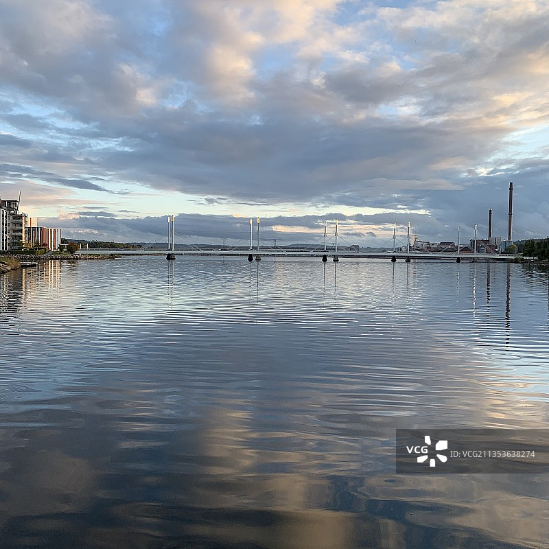 延雪平日落时的湖景图片素材