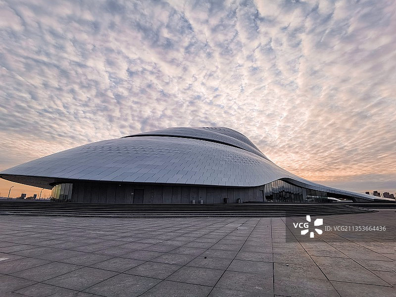 霞光初上的哈尔滨大剧院图片素材