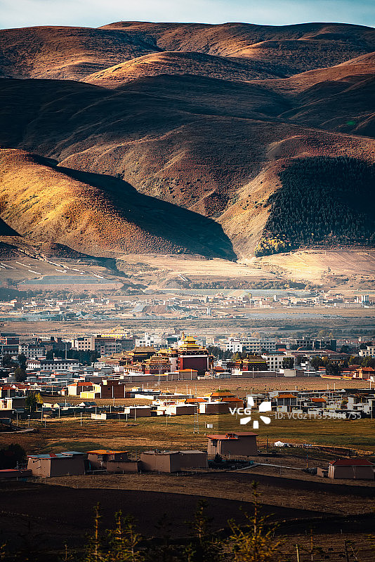 清晨的阿坝县城图片素材